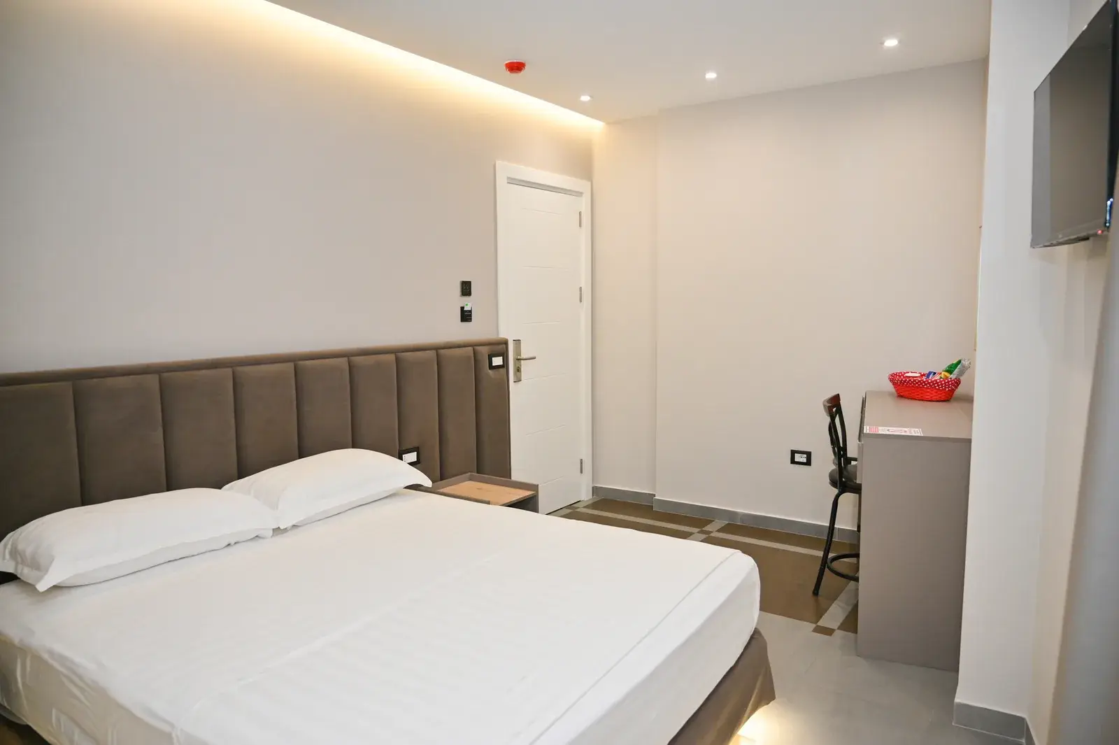 Deluxe Double Room with Balcony — deluxe room, Vila Emes, Plazh, Durrës