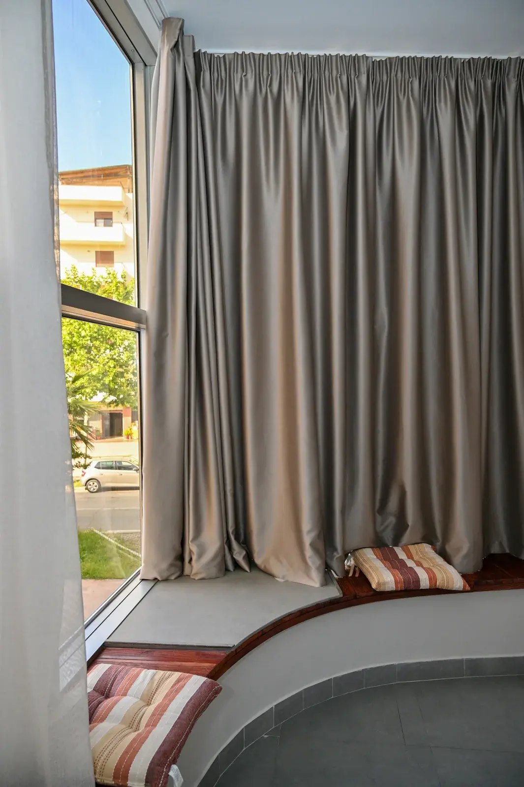 City view over the avenue from the window seat — Vila Emes, Plazh, Durrës
