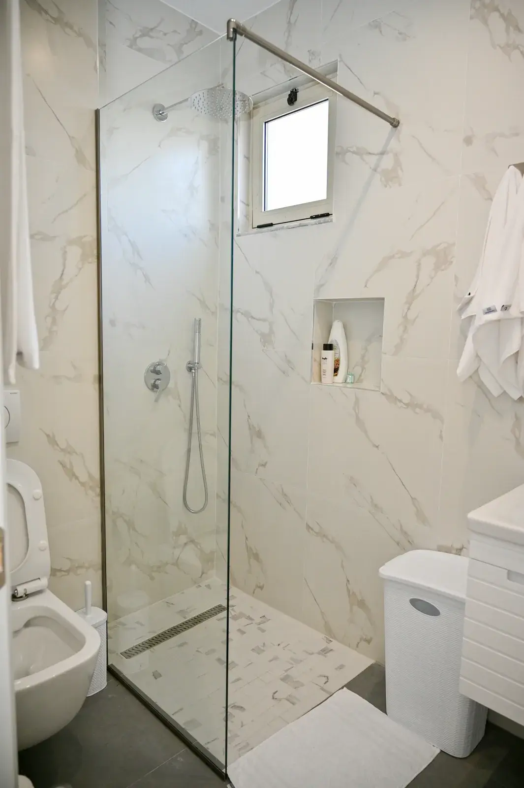 Walk-in shower with bidet in the renovated bathroom — Vila Emes, Plazh, Durrës
