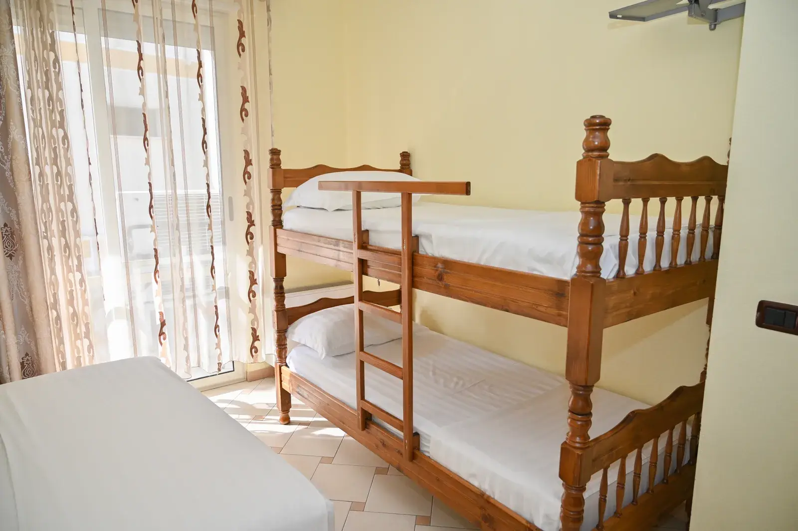 Krevate kat në një dhomë familjare me pamje deti — Vila Emes, Plazh, Durrës