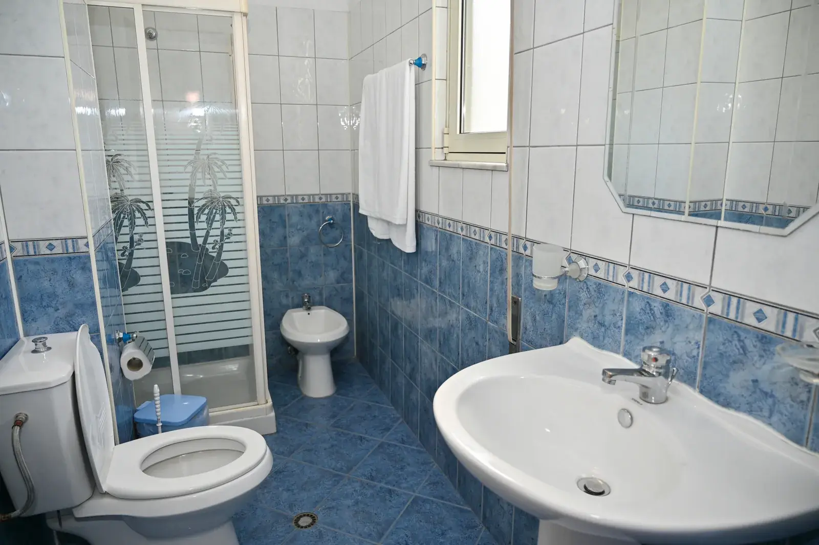 Bathroom with walk-in shower — Vila Emes, Plazh, Durrës