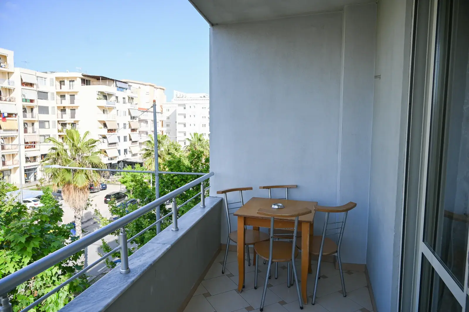City balcony with table overlooking the avenue — Vila Emes, Plazh, Durrës