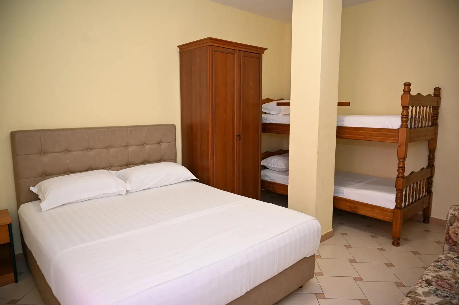 Krevate kat në një dhomë familjare me pamje deti — Vila Emes, Plazh, Durrës