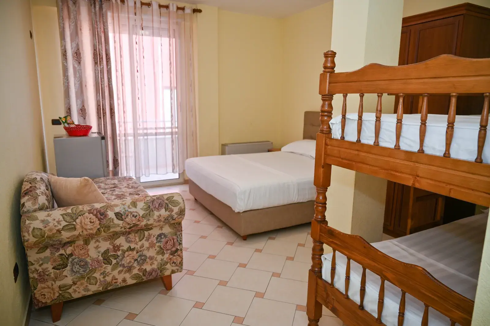 Kanape krevat në një dhomë familjare me pamje deti — Vila Emes, Plazh, Durrës