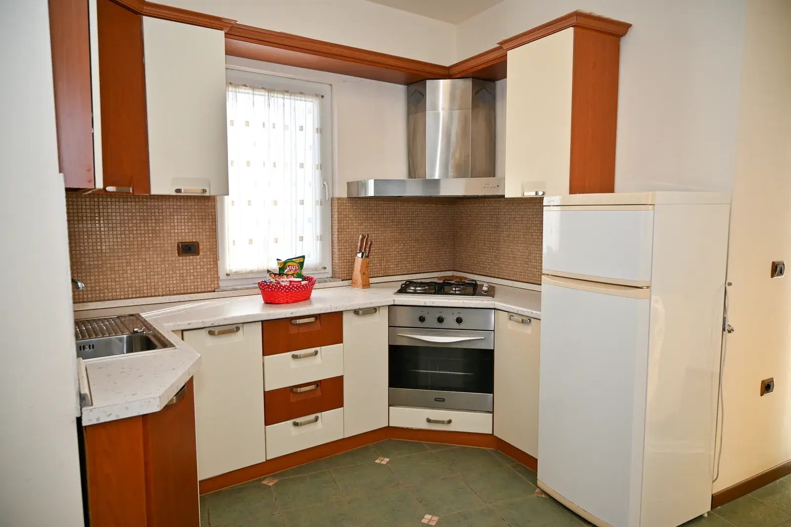 Full kitchen with oven and stovetop — Vila Emes, Plazh, Durrës