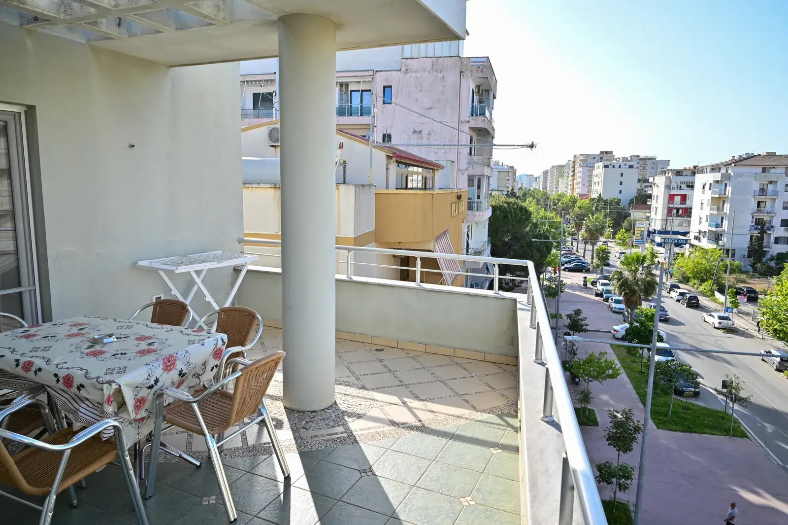 Private terrace with seating overlooking the avenue toward the sea — Vila Emes, Plazh, Durrës