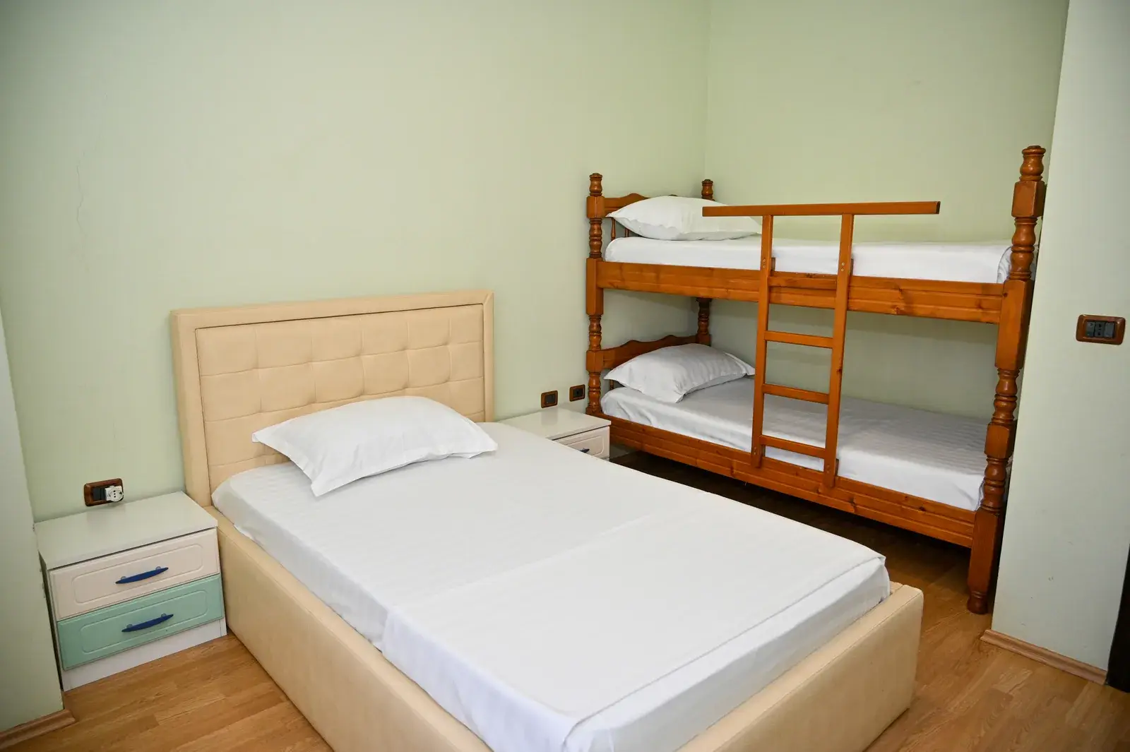 Dhoma e dytë e gjumit me krevat tek dhe krevate kat — Vila Emes, Plazh, Durrës