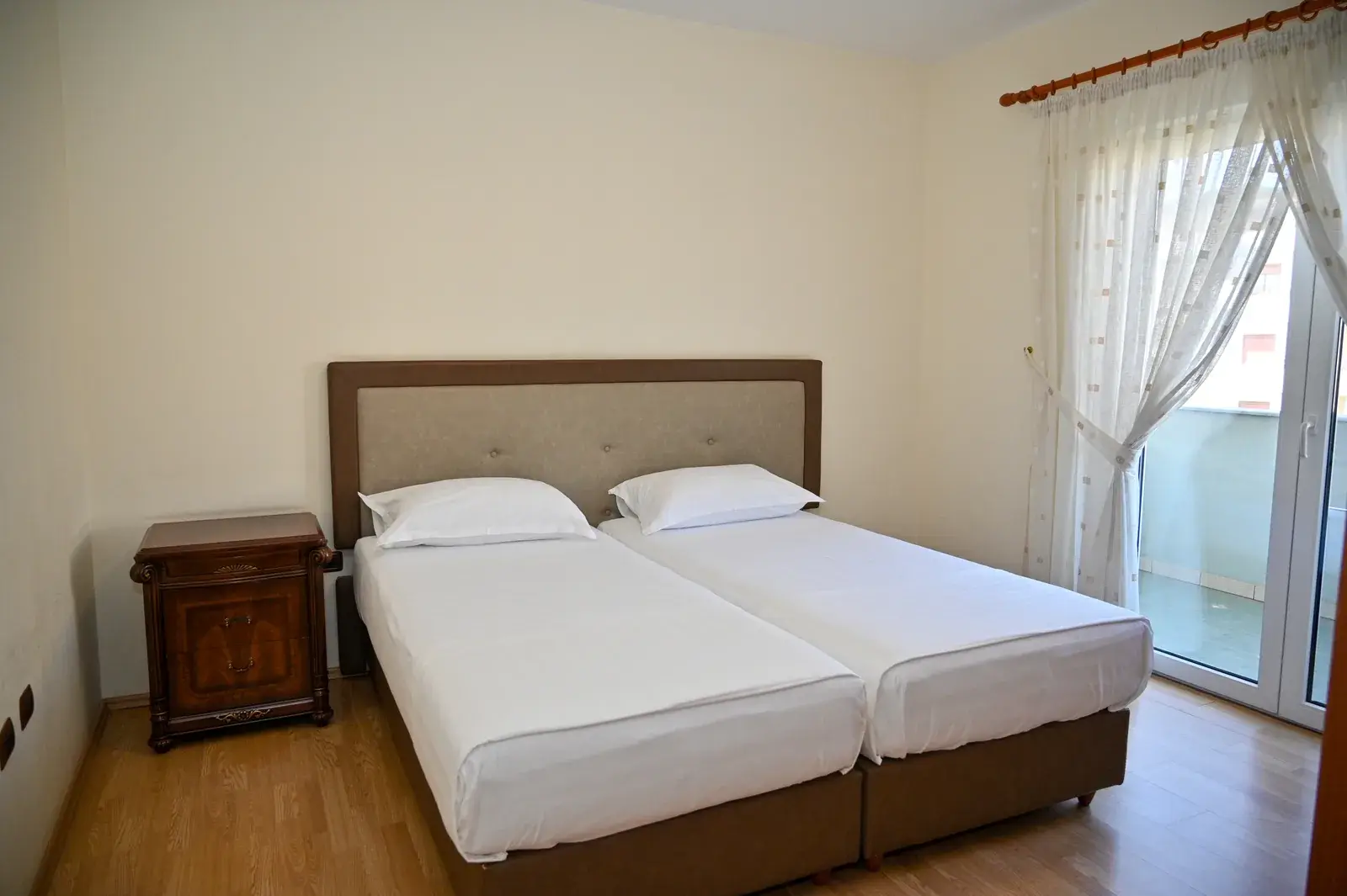 2-Bedroom Apartment with Balcony and Terrace — apartament, Vila Emes, Plazh, Durrës