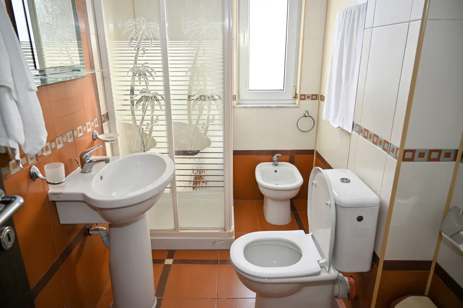 Bathroom with walk-in shower — Vila Emes, Plazh, Durrës