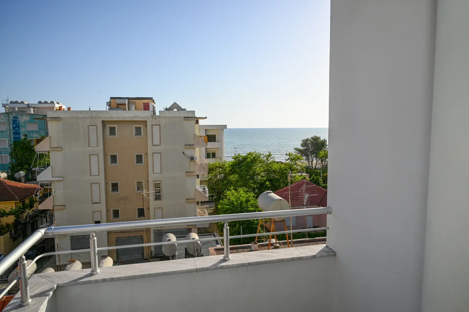 Ballkon me pamje nga deti përtej çative — Vila Emes, Plazh, Durrës
