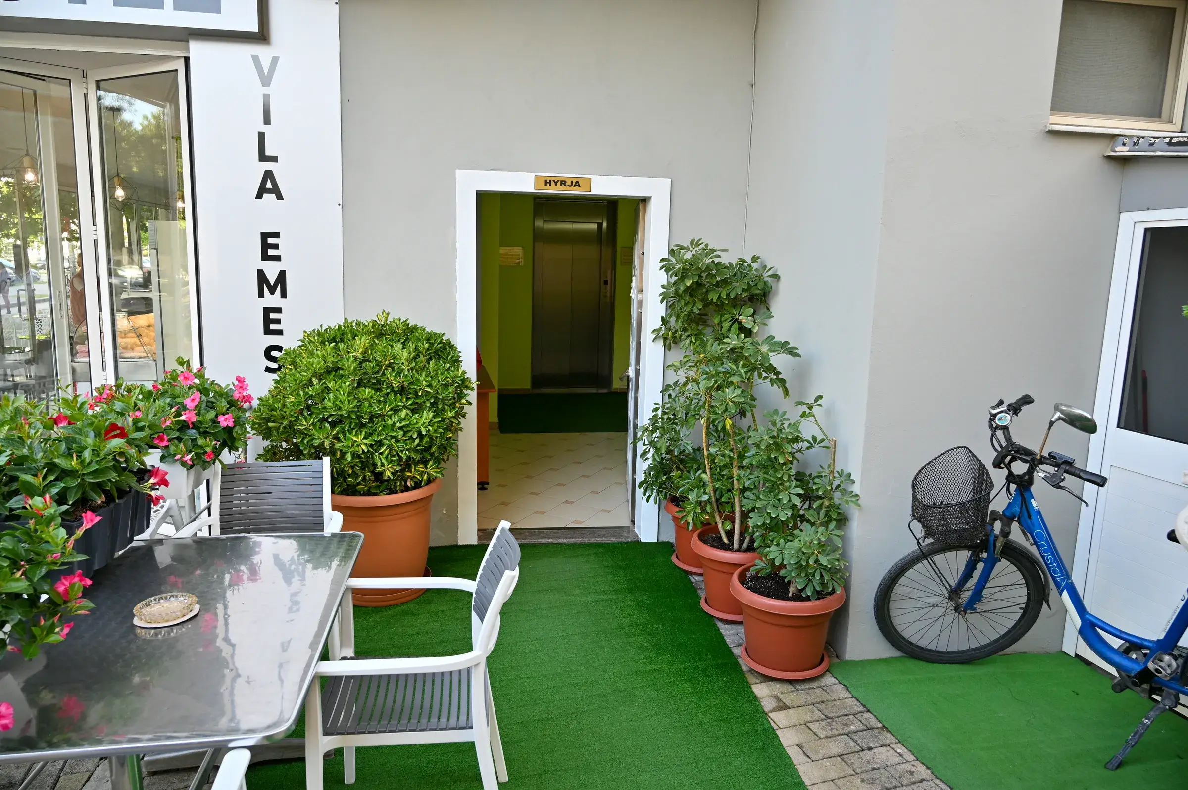 Hyrja e Vila Emes dhe bulevardi — Plazh, Durrës