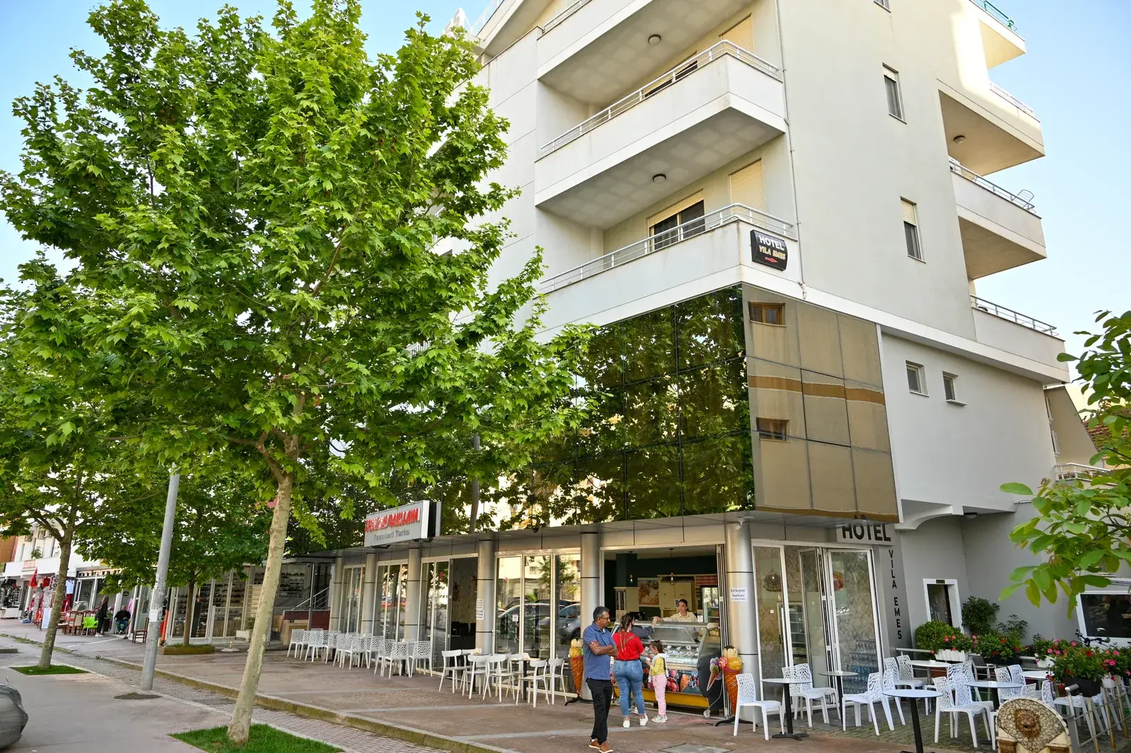 Pastiçeria në katin përdhes të Vila Emes — Plazh, Durrës