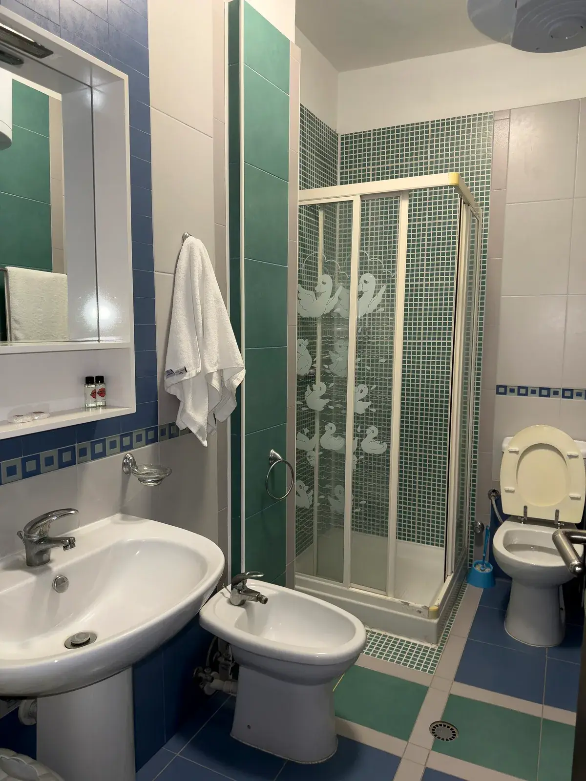 Bathroom with walk-in shower — Vila Emes, Plazh, Durrës